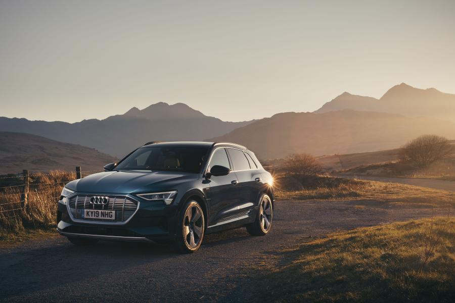  Audi e-tron 55 Quattro 2019 года  (UK) (фото 9 из 40)
